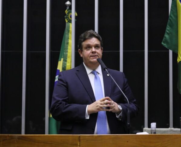 Parlamentar discursa na Câmara