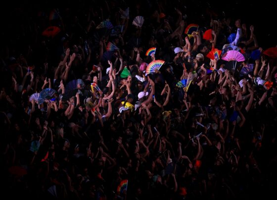 Público aguarda o início do grande show gratuito de Lady Gaga na Praia de Copacabana, em 3 de maio de 2025, no Rio de Janeiro, Brasil.