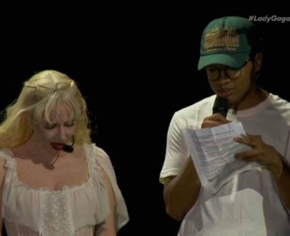 Nicolas que leu a carta com lady gaga no show
