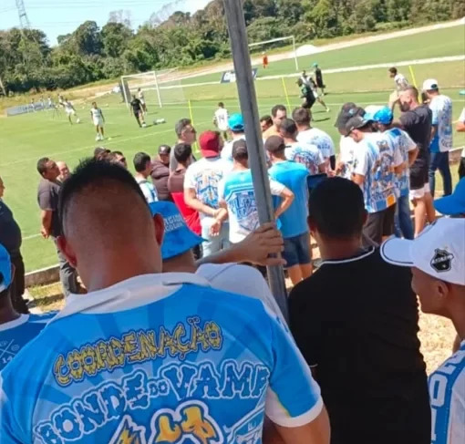 Irritados com a dramática situação do Paysandu na Série B, 30 torcedores de uma organizada do Papão fizeram uma visita surpresa ao CT.