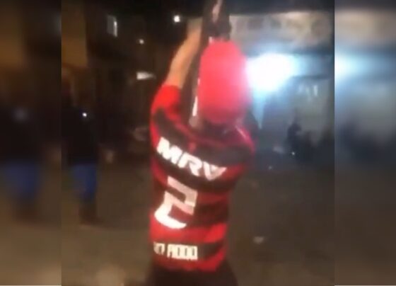 MC Poze atirando para o alto
