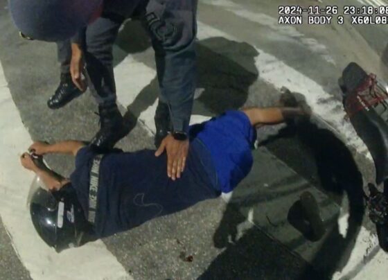 Imagem mostra policial chutando arma