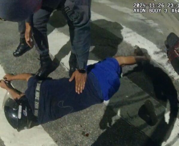 Imagem mostra policial chutando arma