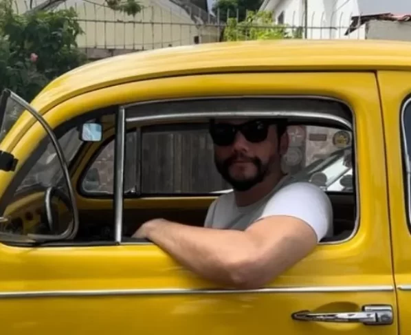 O ator Wagner Moura doou ao Retiro dos Artistas um carro igual ao que ele usa no filme O Agente Secreto, de Kleber Mendonça Filho