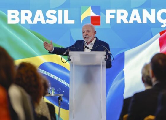 Lula durante conversa com jornalistas em Paris