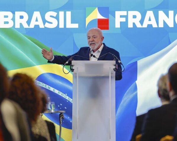 Lula durante conversa com jornalistas em Paris