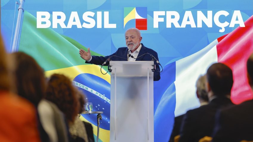 Lula durante conversa com jornalistas em Paris