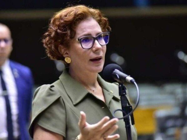 Deputada Carla Zambelli está na Itália e teve o nome incluído na lista vermelha da Interpol -  (crédito: Zeca Ribeiro/Câmara dos Deputados)