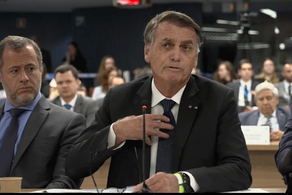 Imagem colorida de Bolsonaro sendo interrogado no STF por Moraes - Metrópoles