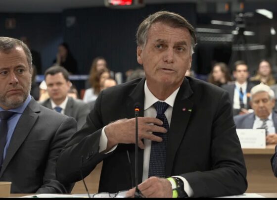 Imagem colorida de Bolsonaro sendo interrogado no STF por Moraes - Metrópoles