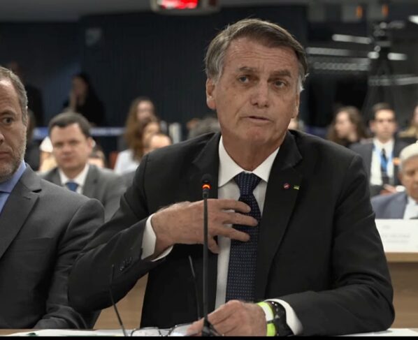Imagem colorida de Bolsonaro sendo interrogado no STF por Moraes - Metrópoles