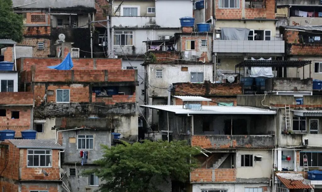 Imagem colorida de casas na favela da Rocinha, no Rio de Janeiro - Metrópoles