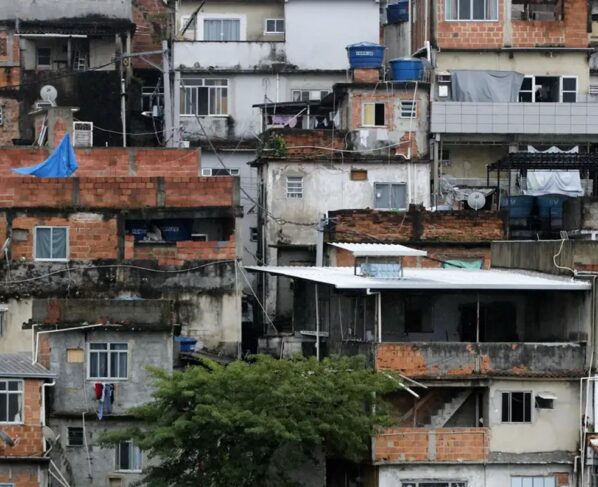Imagem colorida de casas na favela da Rocinha, no Rio de Janeiro - Metrópoles