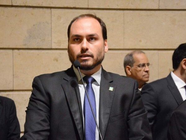 O gabinete do ódio, coordenado por Carlos Bolsonaro, difamava opositores, diz Polícia Federal -  (crédito:  Renan Olaz/CMRJ)