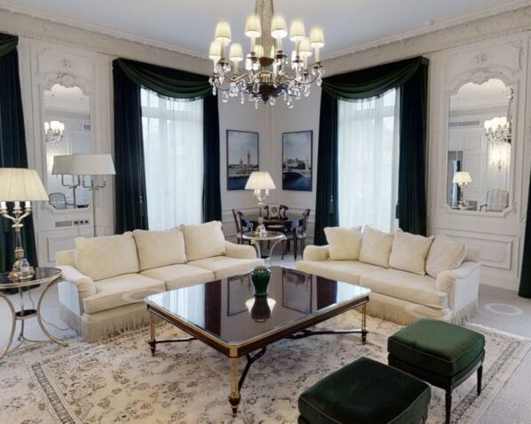 Com 140 m², a suíte presidencial oferece 2 quartos, hall de entrada e sala de estar com vista para a Ópera Garnier; na imagem, a sala de estar da suíte