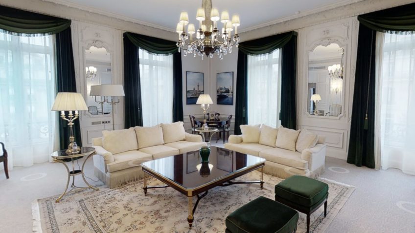 Com 140 m², a suíte presidencial oferece 2 quartos, hall de entrada e sala de estar com vista para a Ópera Garnier; na imagem, a sala de estar da suíte