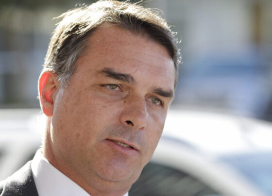 Senador Flávio Bolsonaro e o deputado Paulo Bililysnkyj, após reunião com Ricardo Pita, funcionário do gabinete do assunto do hemisfério ocidental do departamento de Estado dos EUA. Trataram sobre o crime organizado do Brasil assiciado com o crime nos EUA