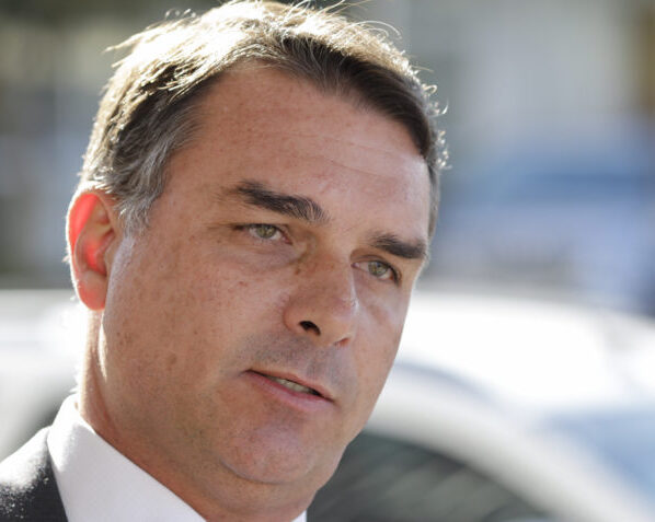 Senador Flávio Bolsonaro e o deputado Paulo Bililysnkyj, após reunião com Ricardo Pita, funcionário do gabinete do assunto do hemisfério ocidental do departamento de Estado dos EUA. Trataram sobre o crime organizado do Brasil assiciado com o crime nos EUA