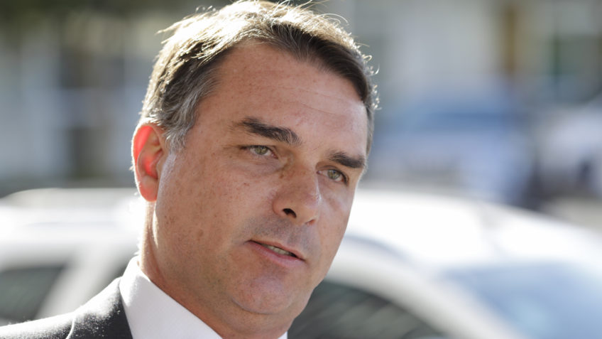 Senador Flávio Bolsonaro e o deputado Paulo Bililysnkyj, após reunião com Ricardo Pita, funcionário do gabinete do assunto do hemisfério ocidental do departamento de Estado dos EUA. Trataram sobre o crime organizado do Brasil assiciado com o crime nos EUA