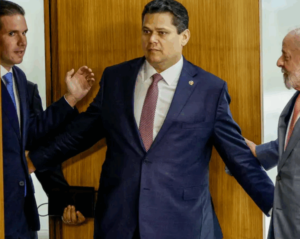 Os presidentes Hugo Motta (Câmara), Davi Alcolumbre (Senado) e Luiz Inácio Lula da Silva (República) depois de reunião em 3 de fevereiro