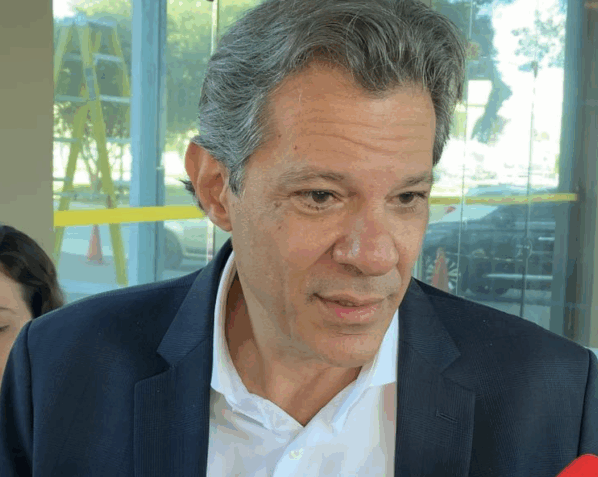 O ministro da Fazenda, Fernando Haddad, durante entrevista a jornalistas nesta 5ª feira (15.mai.2025)