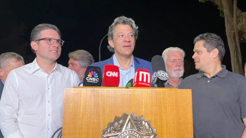 O ministro da Fazenda, Fernando Haddad (PT), reuniu-se neste domingo (8.jun.2025) com o presidente da Câmara dos Deputados, Hugo Motta, o presidente do Senado, Davi Alcolumbre e líderes partidários