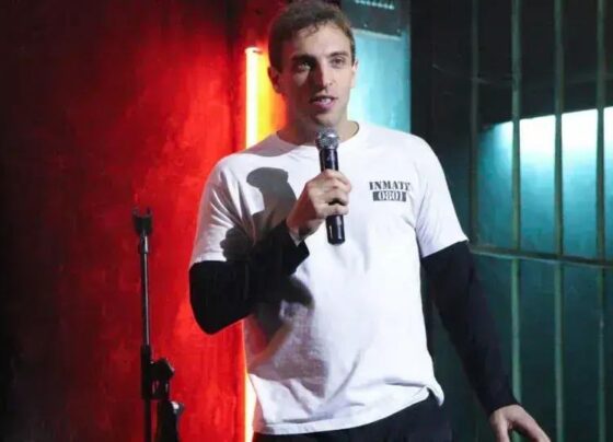 Humorista Leo Lins é condenado após show perturbador no YouTube