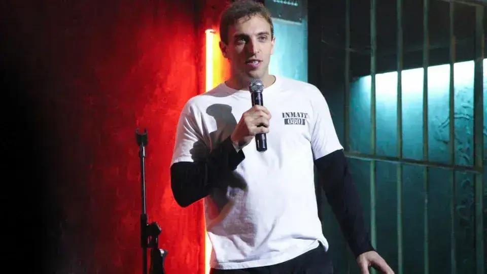Humorista Leo Lins é condenado após show perturbador no YouTube
