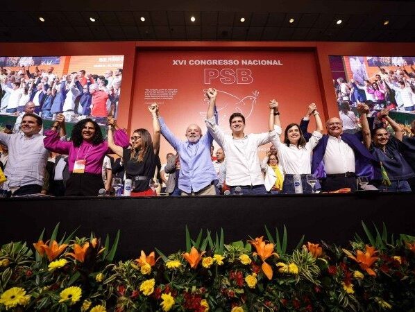 Na mesa do PSB, Hugo Motta, Janja, Lula, João Campos, Tabata Amaral e Geraldo e Lu Alckmin -  (crédito: Rodolfo Loepert/Divulgação)
