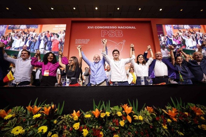 Na mesa do PSB, Hugo Motta, Janja, Lula, João Campos, Tabata Amaral e Geraldo e Lu Alckmin -  (crédito: Rodolfo Loepert/Divulgação)