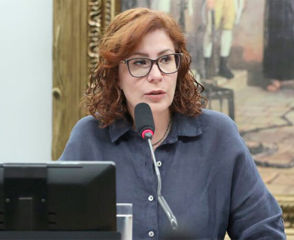 Deputada Carla Zambelli terá que deletar fake news publicadas nas redes sociais contra a jornalista Vera Magalhães