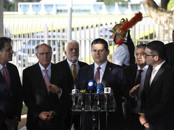 Após reunião no Alvorada, governo e Congresso afirmaram terem encontrado soluções para cumprir o arcabouço fiscal, sem a alta do IOF -  (crédito: Mateus Bonomi/ESTADÃO CONTEÚDO)