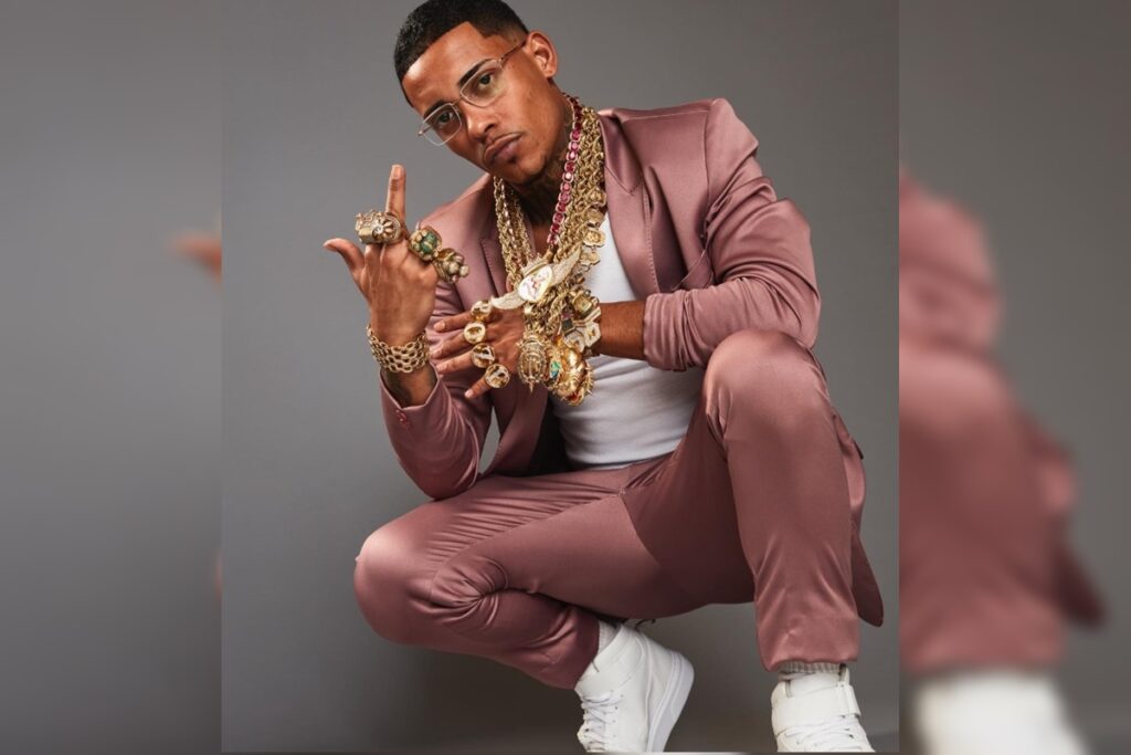 MC Poze ostentando nas redes sociais